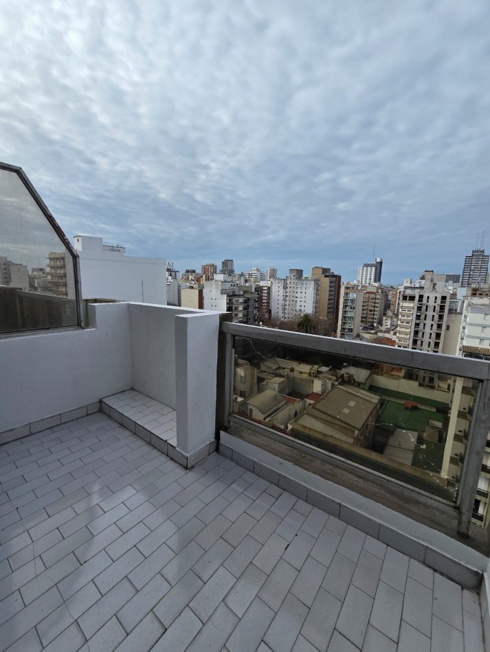 2 AMBIENTES CON BALCON AL FRENTE Y COCHERA EN PISO ALTO