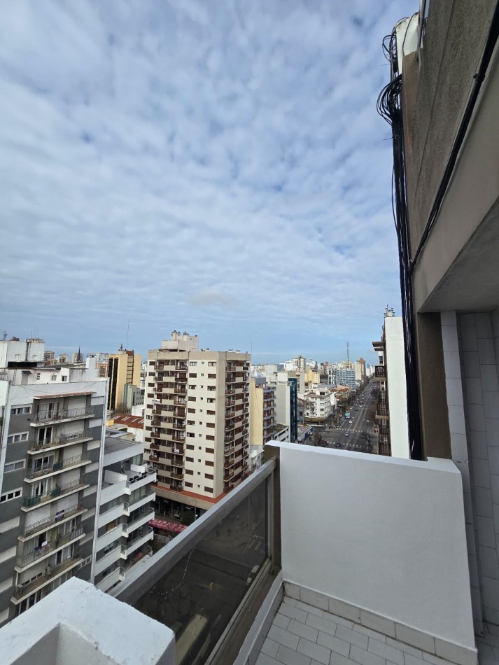 2 AMBIENTES CON BALCON AL FRENTE Y COCHERA EN PISO ALTO