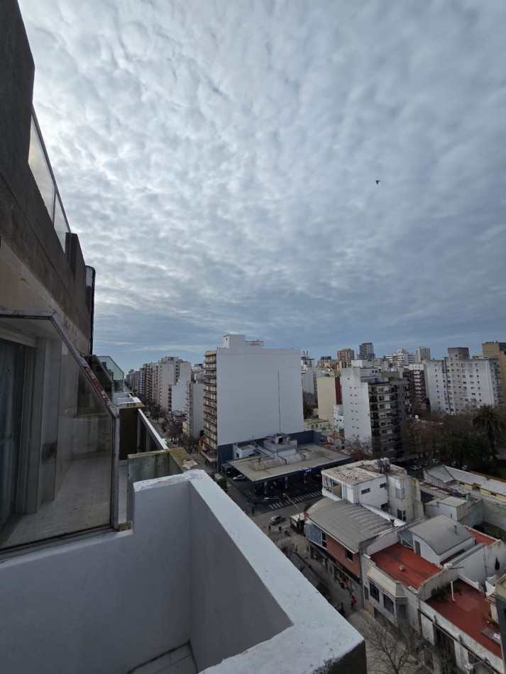 2 AMBIENTES CON BALCON AL FRENTE Y COCHERA EN PISO ALTO