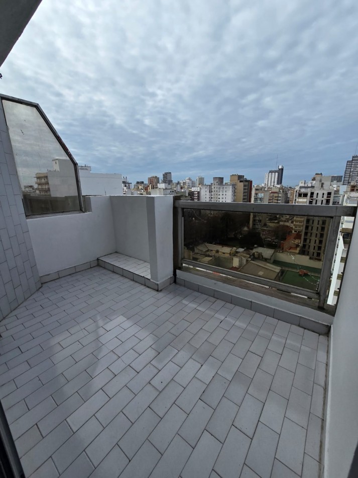 2 AMBIENTES CON BALCON AL FRENTE Y COCHERA EN PISO ALTO