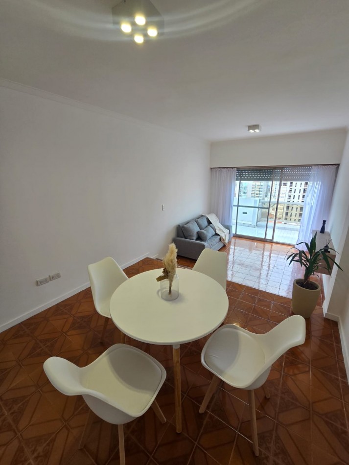 2 AMBIENTES CON BALCON AL FRENTE Y COCHERA EN PISO ALTO