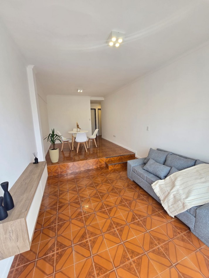 2 AMBIENTES CON BALCON AL FRENTE Y COCHERA EN PISO ALTO