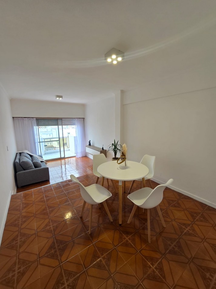 2 AMBIENTES CON BALCON AL FRENTE Y COCHERA EN PISO ALTO