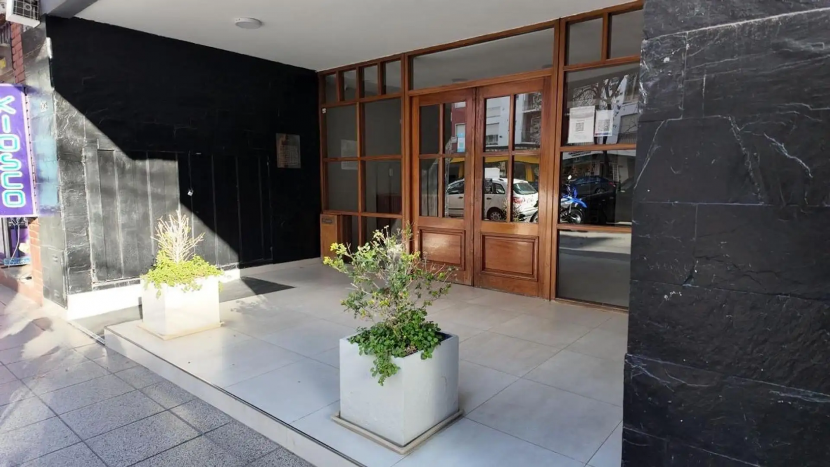 MONOAMBIENTE DIVISIBLE CON BALCON A LA CALLE RECICLADO A NUEVO ZONA PLAZA MITRE