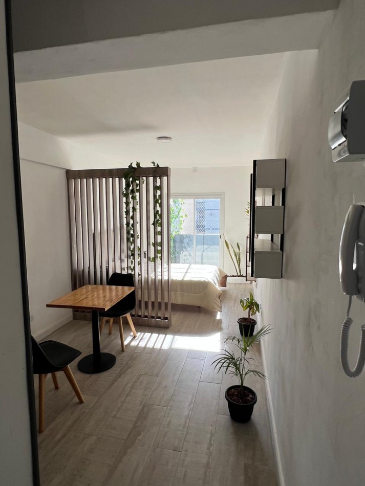 MONOAMBIENTE DIVISIBLE CON BALCON A LA CALLE RECICLADO A NUEVO ZONA PLAZA MITRE