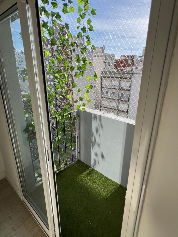 MONOAMBIENTE DIVISIBLE CON BALCON A LA CALLE RECICLADO A NUEVO ZONA PLAZA MITRE