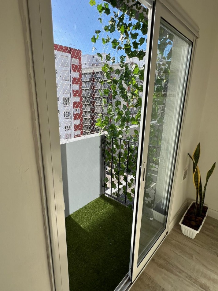 MONOAMBIENTE DIVISIBLE CON BALCON A LA CALLE RECICLADO A NUEVO ZONA PLAZA MITRE