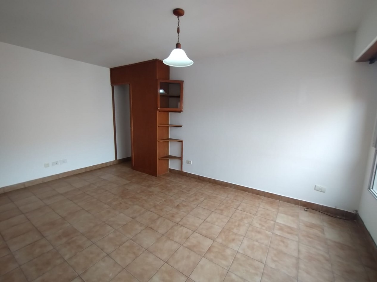 2 AMBIENTES PARCIALMENTE RECICLADO EN VILLA PRIMERA
