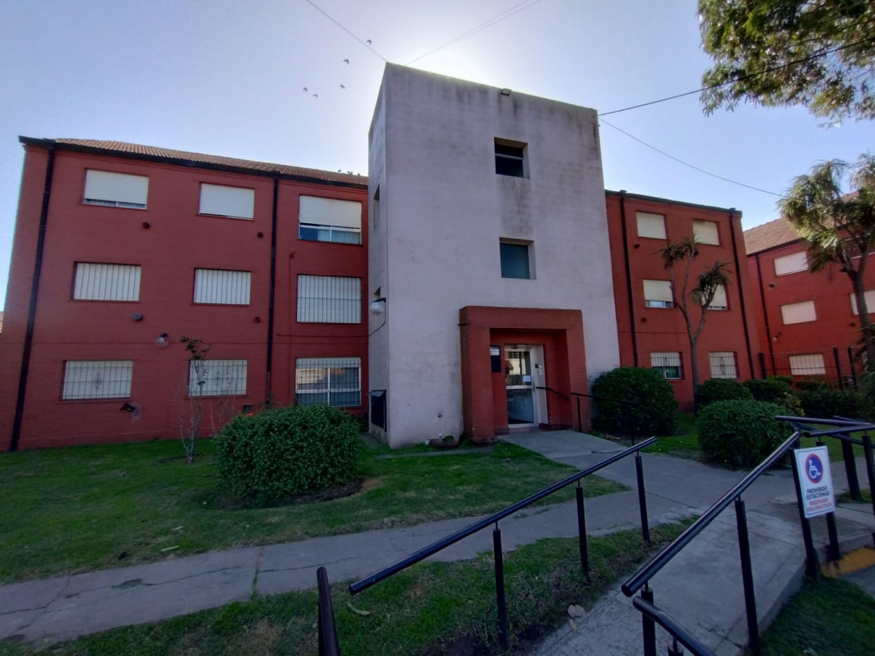2 AMBIENTES PARCIALMENTE RECICLADO EN VILLA PRIMERA