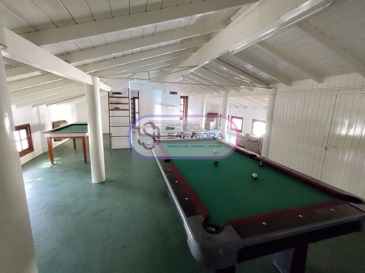 CASA UBICADA EN AMPLIO TERRENO,DE VARIOS AMBIENTES + DOS DPTOS-CON PISCINA!