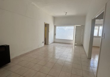 Casa 4 ambientes en ph (al frente totalmente independiente)