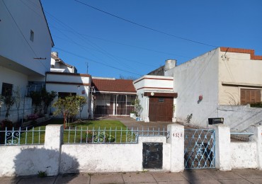 CASA A RECICLAR DE 3 AMBIENTES CON GARAJE Y PARQUE EN BARRIO SANTA MONICA - LOTE DE 10 X 28,60