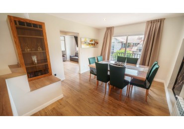 CASA TIPO DUPLEX EN VENTA DE 4 AMBIENTES CON COCHERA, TERRAZA Y QUINCHO - ZONA ALDREY / GUEMES